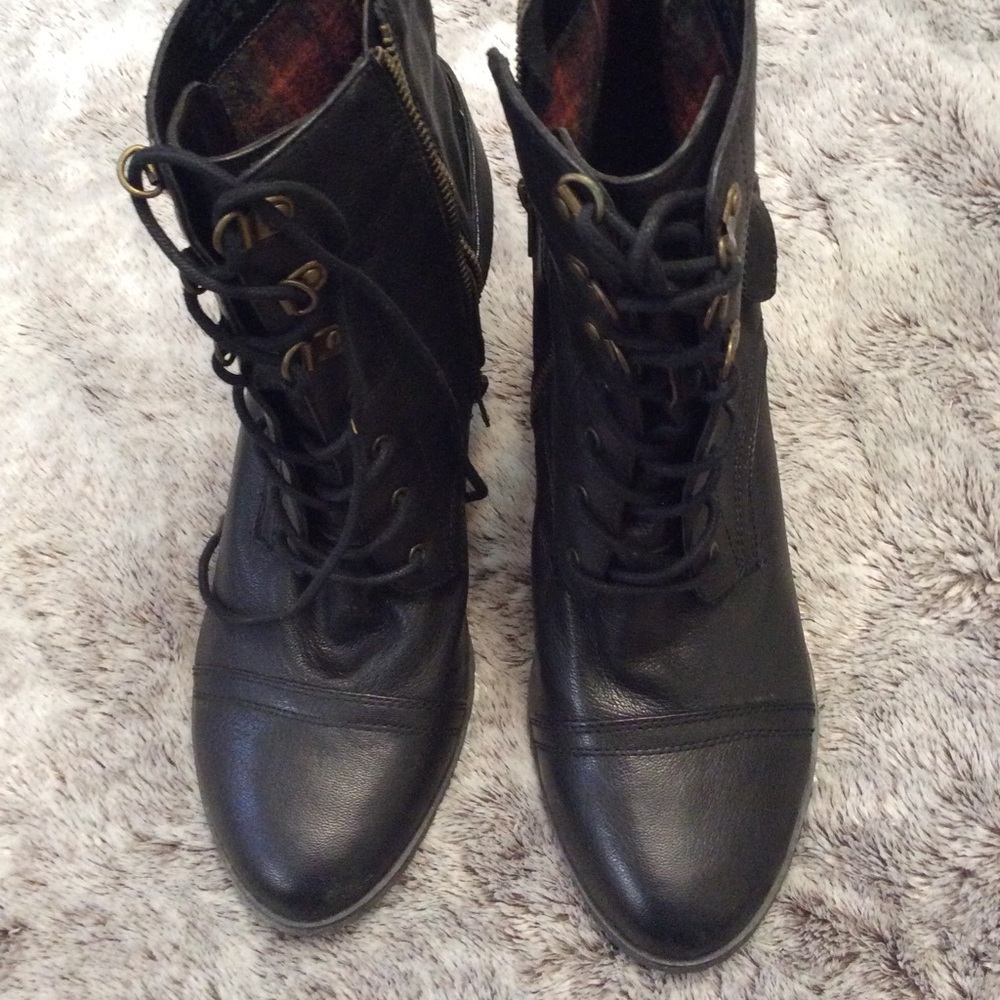 BELLA-VITA Women’s Leather Bootie